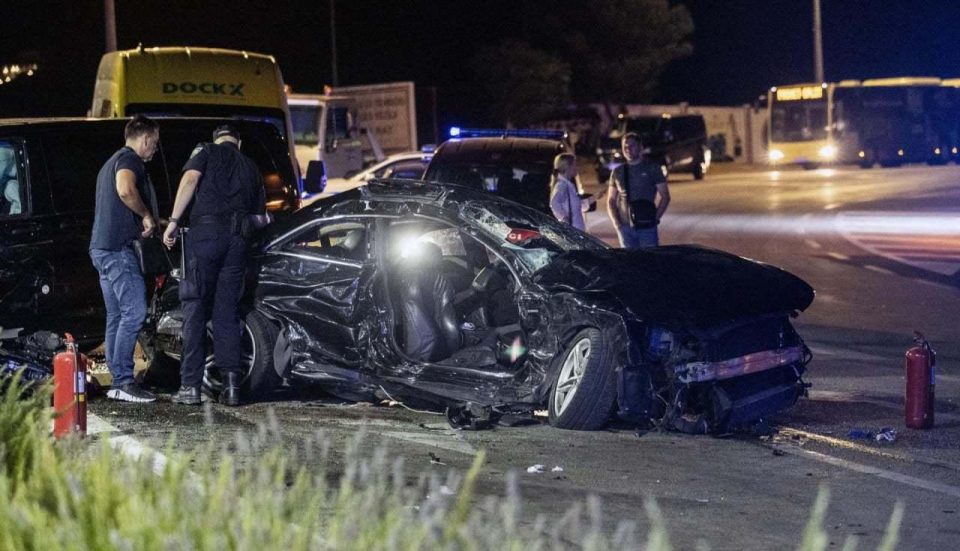 КРШ И ЛОМ: Први фотографии од тешката сообраќајка во која се повредени 15 лица на Јадранската магистрала во Хрватска