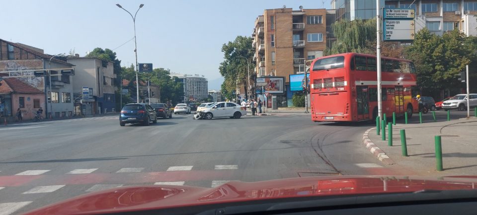 Три автомобили се судрија пред малку во центарот на Скопје (ФОТО)