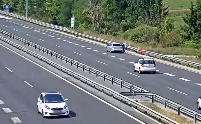 ВИДЕО: Снимка од татко и дете на автопат на Балканот предизвика лавина од реакции