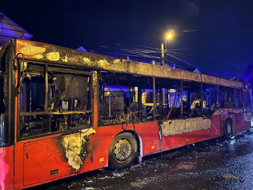 (фотографии) СЀ ИЗГОРЕ: Погледнете што остана од автобусот кој вечерва се запали во населбата Железник во Белград