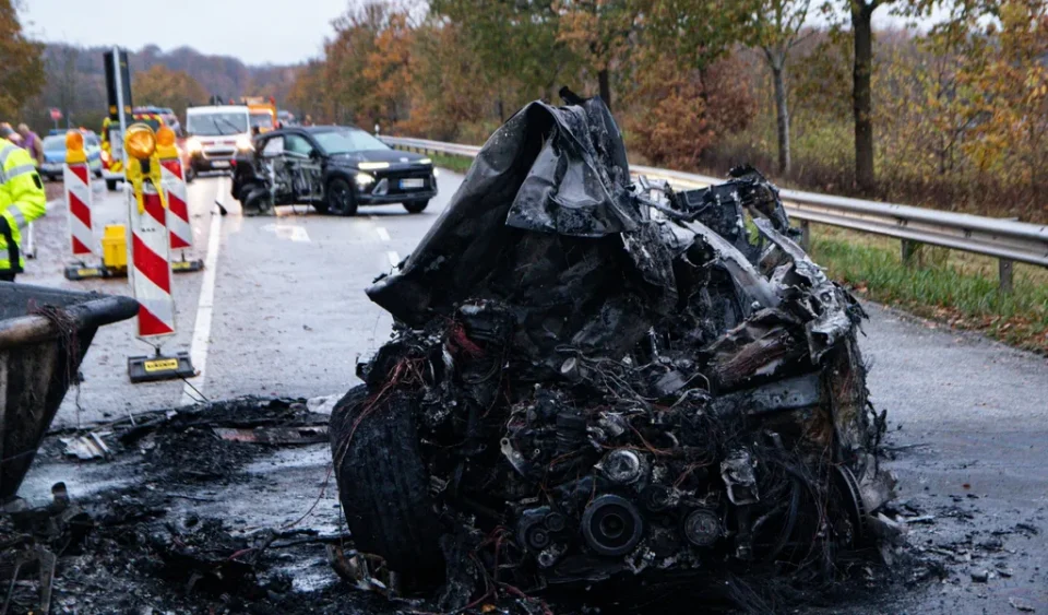 (фото) СТРАВИЧНА СМРТ: 28 годишна девојка изгоре жива во своето Audi Q8 откако заспала на волан на пат во Германија