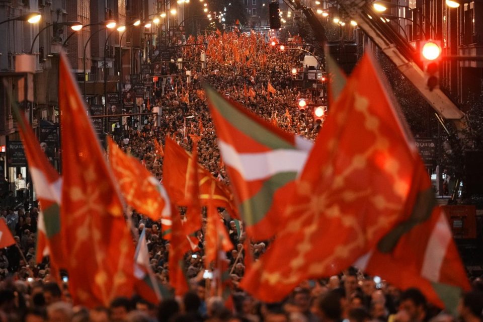(фото) НИЕ СМЕ НАЦИЈА, САКАМЕ НЕЗАВИСНОСТ: Автономната покраина со 2,2 милиони жители на масовен протест побара статус на „нација“