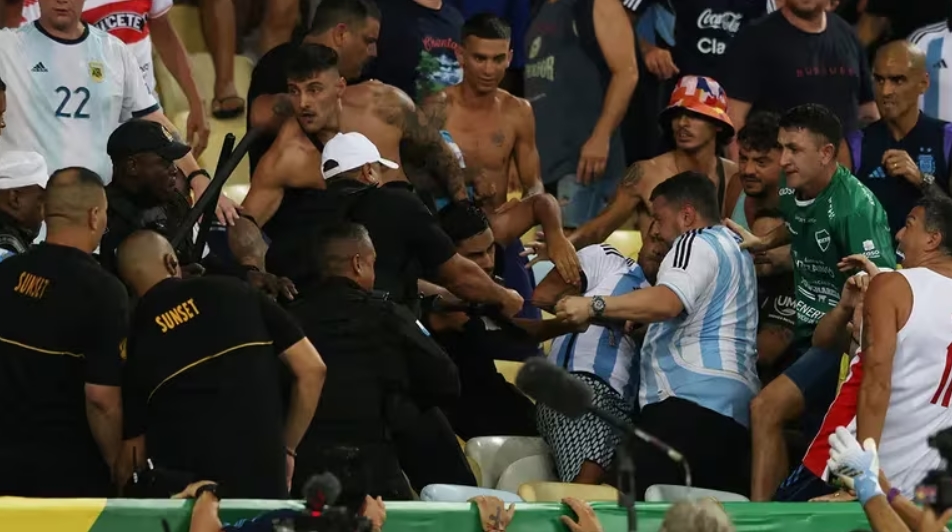 ТЕЖОК ИНЦИДЕНТ СЕ СЛУЧИ ДОЦНА ВЕЧЕРВА: Меси го повлече тимот од теренот откако бразилската полиција тепаше аргентински анвивачи (ВИДЕО)