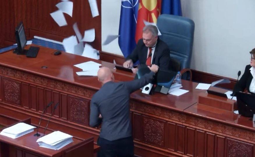 НАЈНОВА ВЕСТ: Пред малку се случи голем инцидент во македонското Собрание (ВИДЕО)