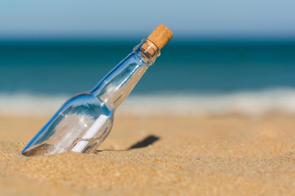 Хрватка на плажа пронајде шише со порака и пари – еве што пишува и колку евра имало (ФОТО)