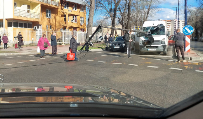 ФОТО: Семафор се сруши врз паркирани автомобили и сериозно ги оштети – ветерот направи проблеми во соседна Бугарија