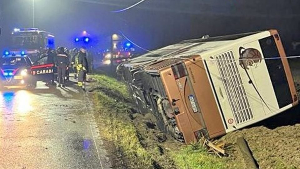 ФОТО: Туристички автобус од Балканот полн со патници се преврте кај Венеција