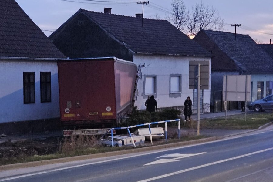 ПРВИ ФОТОГРАФИИ: Камион рано утрово во 6:26 часот се заби во семејна куќа во Мирковци кај Винковци во Хрватска