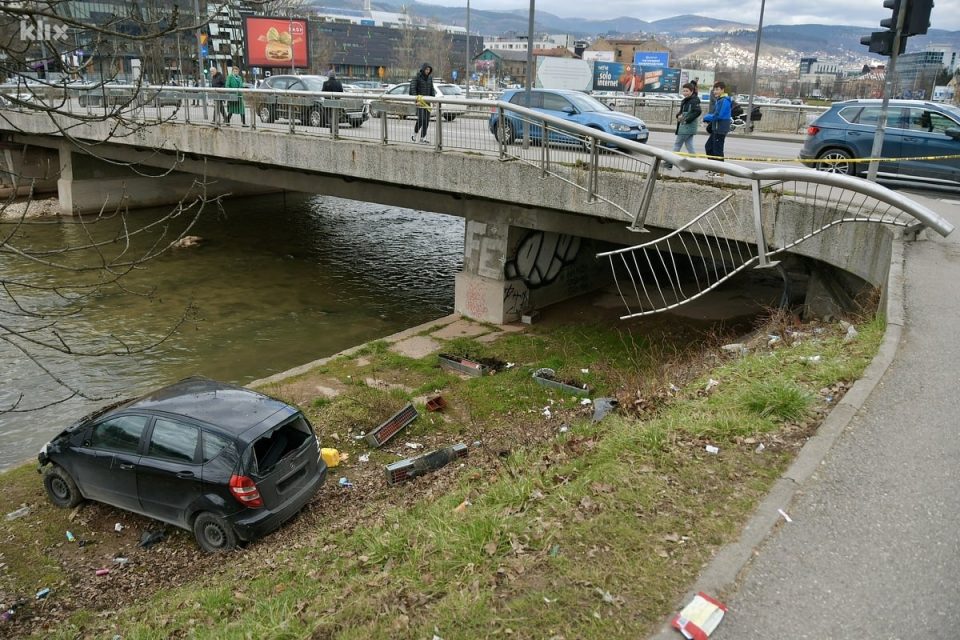 ФОТОГРАФИИ: Автомобил Мерцедес денеска ја проби заштитната ограда и слета во коритото на реката Миљачка