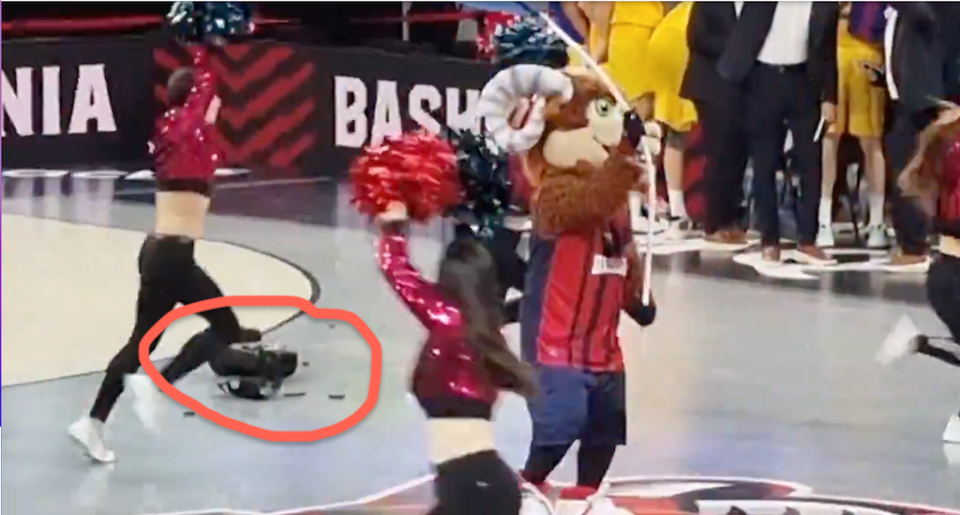 ВИДЕО: Избегната голема несреќа во Шпанија вечерва на кошаркарски меч!