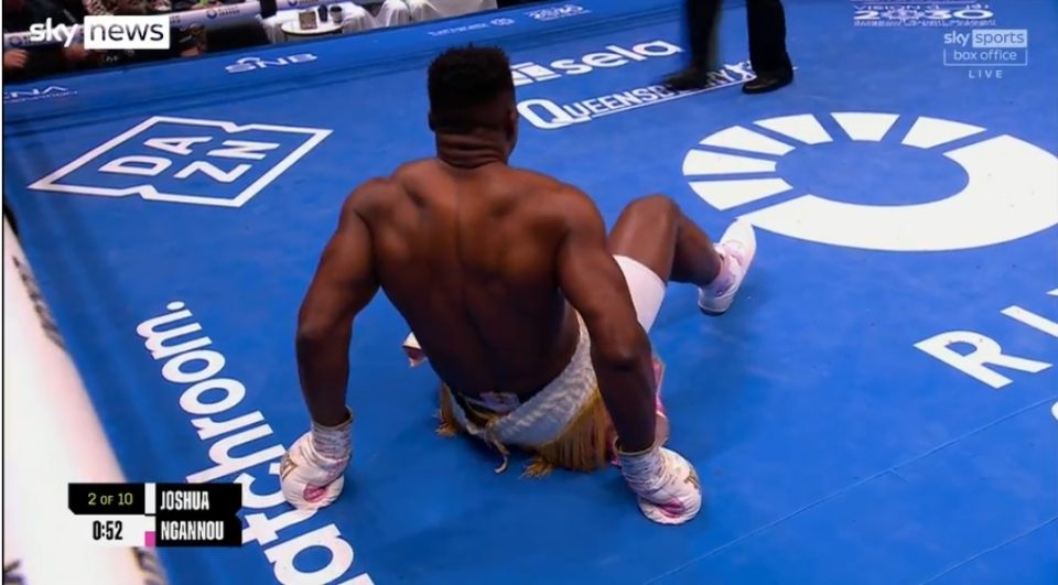 ВИДЕО: Брутален нокаут ноќеска на спектакуларниот бокс меч меѓу Џошуа и Нгану