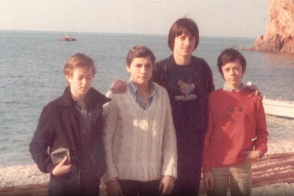 Четворица другари се сликале на плажа: Не ни насетувале дека истиот ден ќе се борат за живот во една од најголемите трагедии во Југославија (ФОТО)