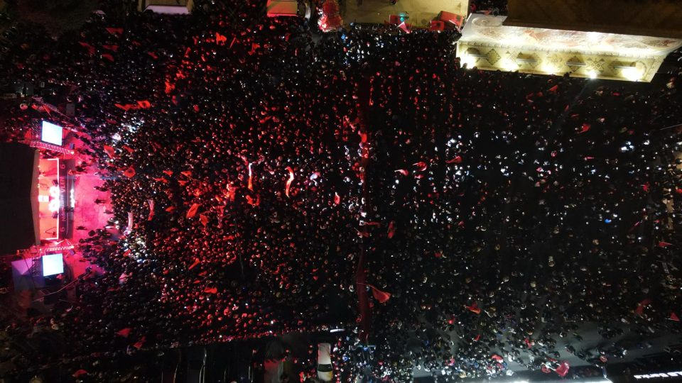 ПРВА ФОТОГРАФИЈА: Погледнете колку народ собра албанската опозиција вечерва во Скопје (ФОТО)