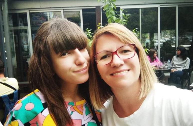 Мајката на младата Македонка која доживеа мозочен удар со порака која го кине срцето: „Ве молам, да продолжиме да се бориме за Елена“