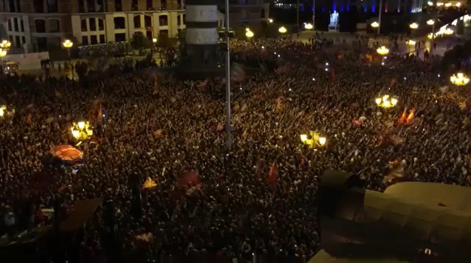 ВИДЕО: Плоштадот МАКЕДОНИЈА полн како око, ВМРО-ДПМНЕ ја слави историската победа!