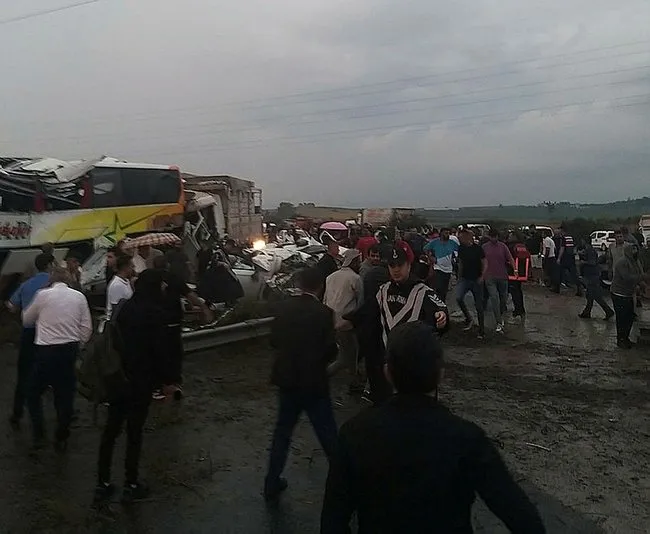 ПРВИ ФОТОГРАФИИ: Најмалку 10 лица загинаа, а 39 се повредени во страшна сообраќајка попладнево во јужна Турција