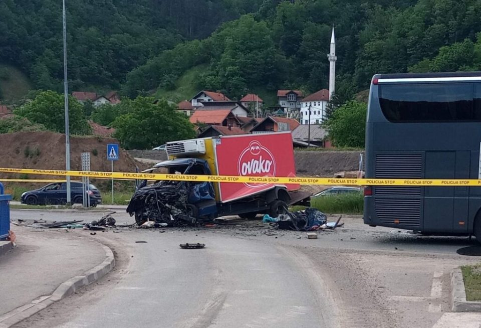 (фото) Страшна сообраќајка утрово во 5 часот: 37 годишен возач на камион загина во трагична несреќа кај Зеница