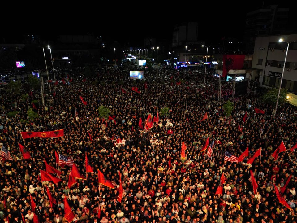 ФОТО: Масовен митинг на коалицијата ВРЕДИ вечерва во Тетово