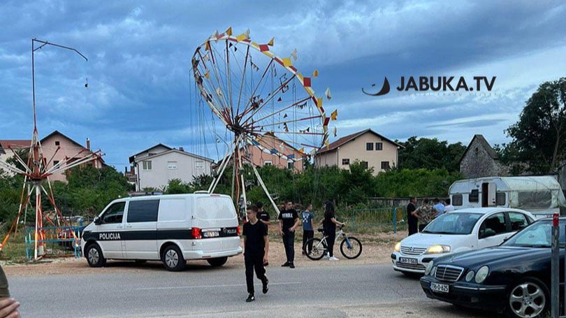 СЕ СРУШИ РИНГИШПИЛ: Шест малолетни деца се повредени вечерва при пад од рингишпил во Херцеговина