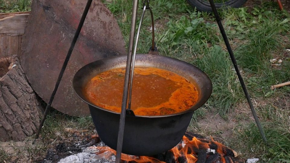 Се наоѓа на ИНТЕНЗИВНА: Четиригодишно дете падна во котел во кој се готвел гулаш – откриено како се случила несреќата