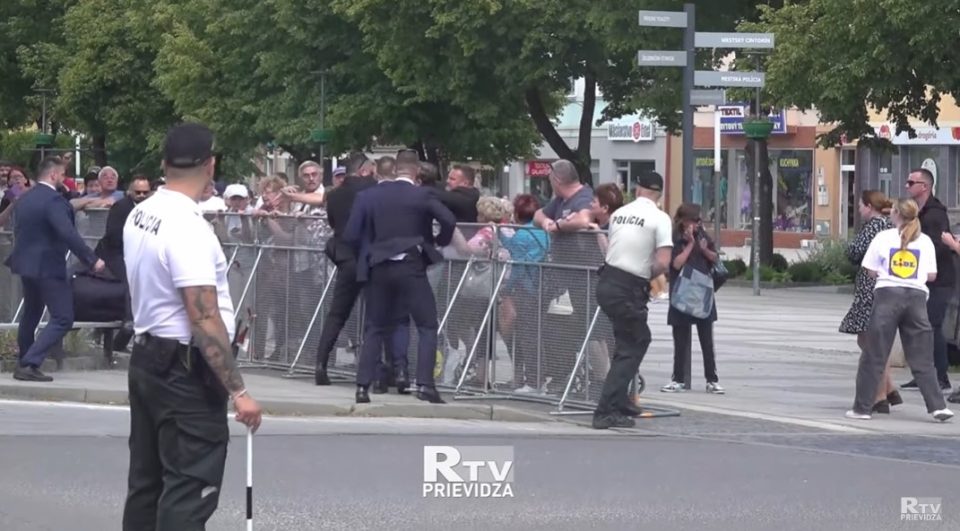 ВИДЕО: Се појави целосно јасна снимка од атентатот врз Фицо – сѐ се случи само за неколку секунди