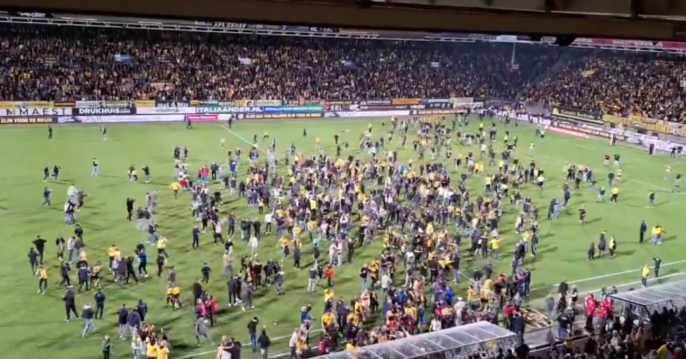 Неверојатни сцени во Холандија: Навивачите упаднаа на теренот и плачеа од среќа, а потоа добија шокантна вест (ВИДЕО)