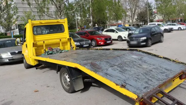 Фатена ШЛЕП БАНДА која украла 18 автомобили од јавни паркинзи – потоа ги продавале како СТАРО ЖЕЛЕЗО