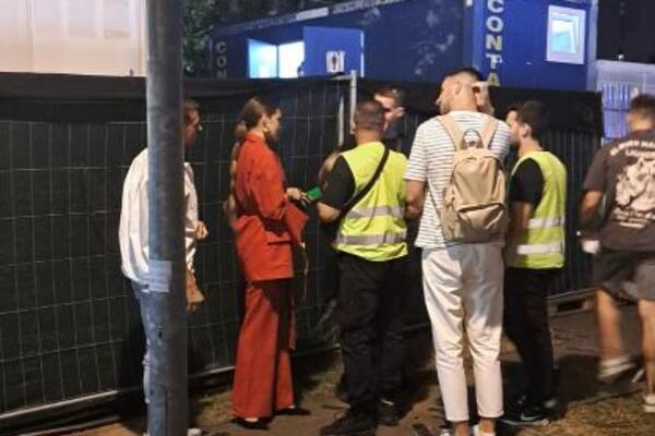 Џејла Рамовиќ погодена со шише во глава во Белград