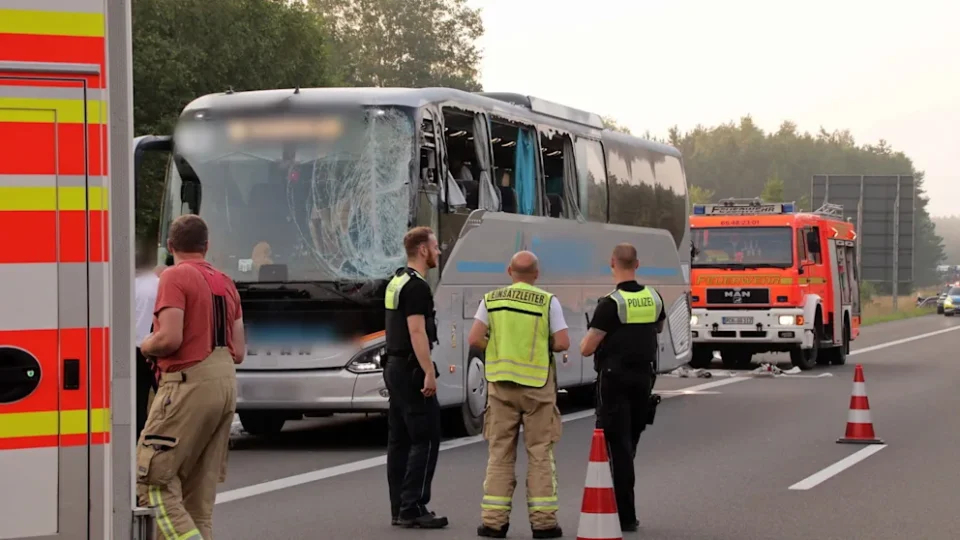 ВО АВТОБУСОТ ИМАЛО 59 ПАТНЦИ: Тешка несреќа рано утрово во Германија – автобус излета од автопат, повредени се најмалку 16 лица