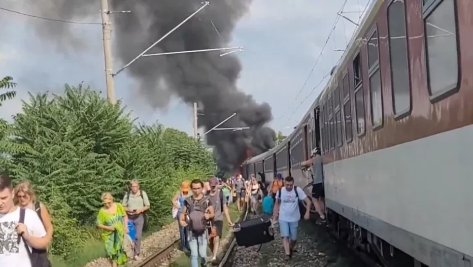 Трагичен судир на воз и автобус: Пет лица загинаа, има и повредени (ВИДЕО)