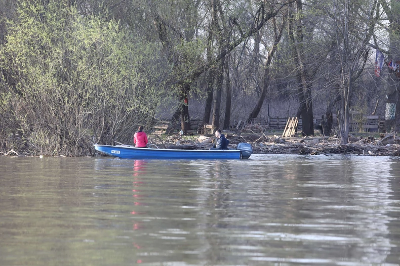 „Влезе во водата за да ја извади влечката“: Сведоштва за трагедијата во која вчера се удави 15 годишната Марија во Дрина