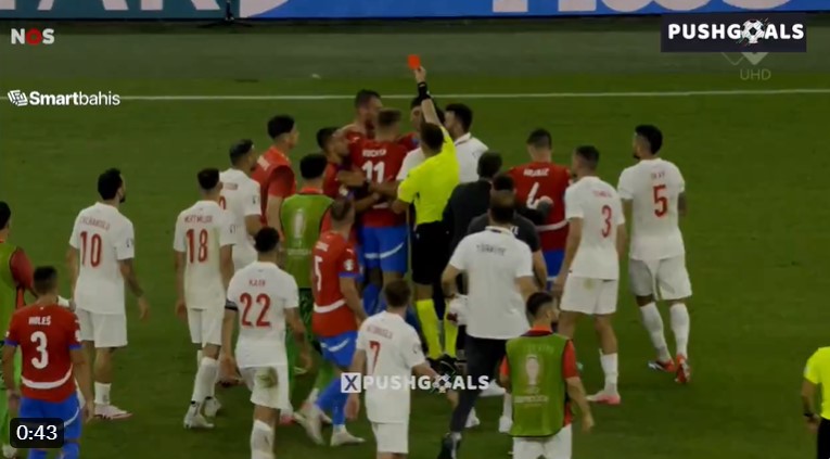 ОВА НЕ ГО ВИДОВМЕ НА ТВ: Општ хаос на теренот по завршувањето на мечот Турција – Чешка, судијата мораше да покаже уште еден црвен (ВИДЕО)