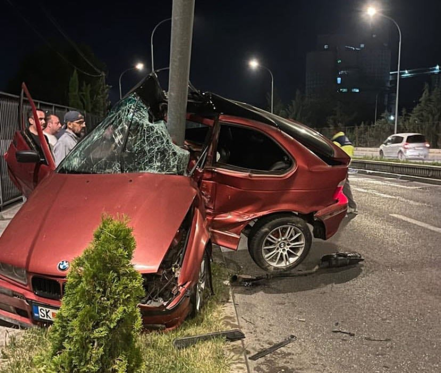 БМВ-то ПРЕПОЛОВЕНО: Стравична сообраќајка вечерва во скопската населба Кисела Вода (ФОТО)
