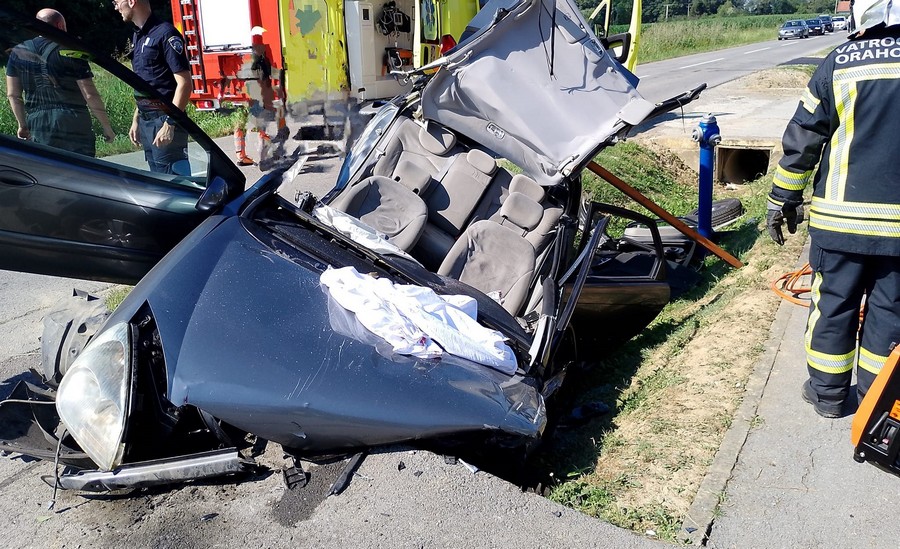 (ФОТО) Го сечеле кровот за да ги извадат повредените: Автомобил влета под бетонско мовче во Хрватска
