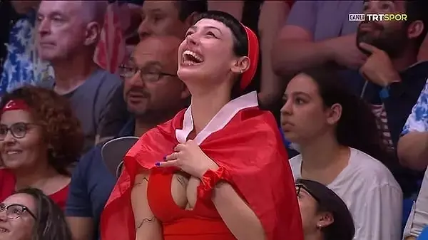 ТРТ јавно се извини откако во кадар прикажа турска навивачка на која ѝ излегоа градите (ВИДЕО)