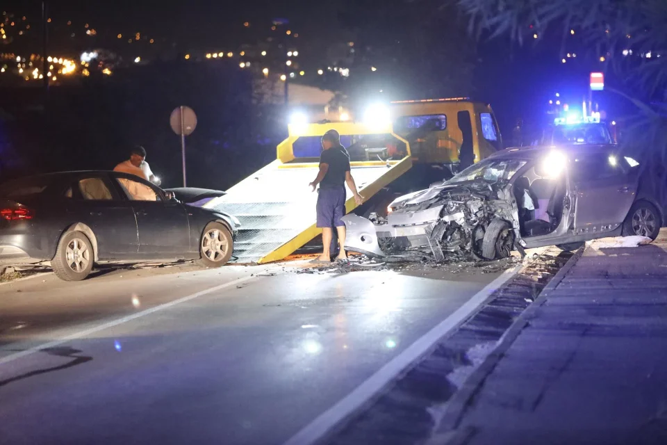 Пијан возач синоќа се забил во автомобил со четири деца: Едното од нив се бори за живот – ужасна сообраќајка во Сплит