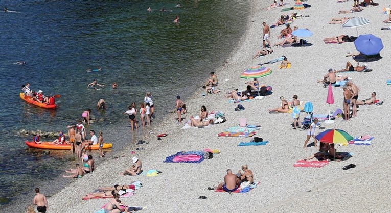 На плажа приведен 62 годишен Швајцарец – она што го правел ги згрози сите!