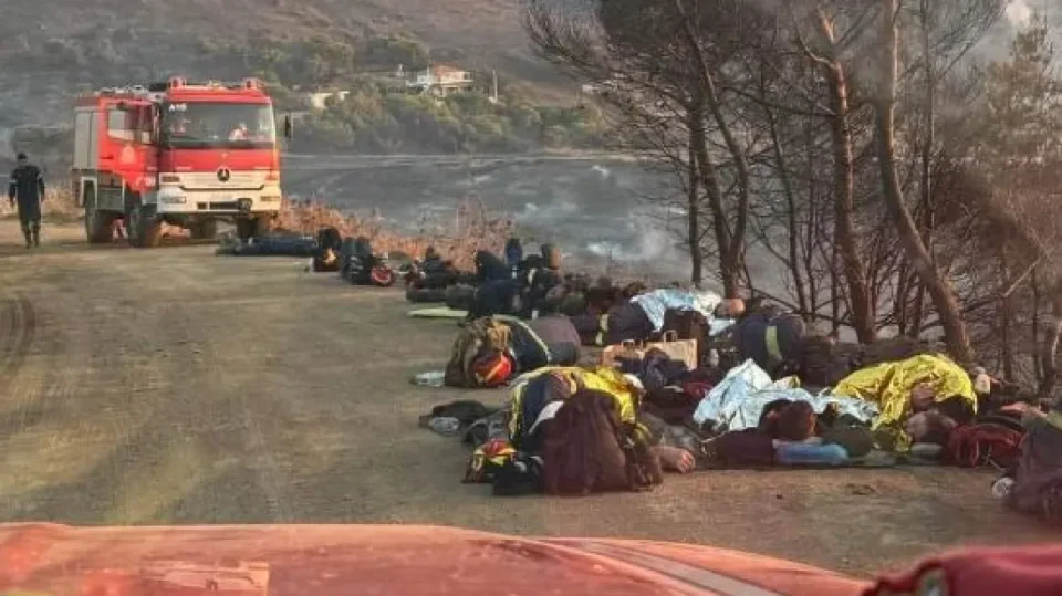 Фотографија од пожарите во Грција која ја обиколи Европа