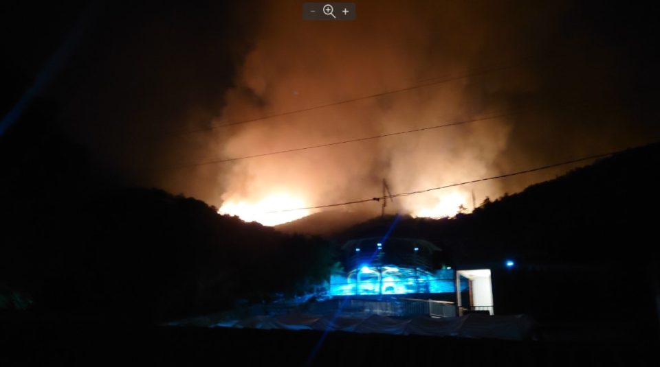 ФОТОГРАФИИ: Критичен пожар вечерва во овој дел од Македонија – огнот се приближува до куќи и викендички