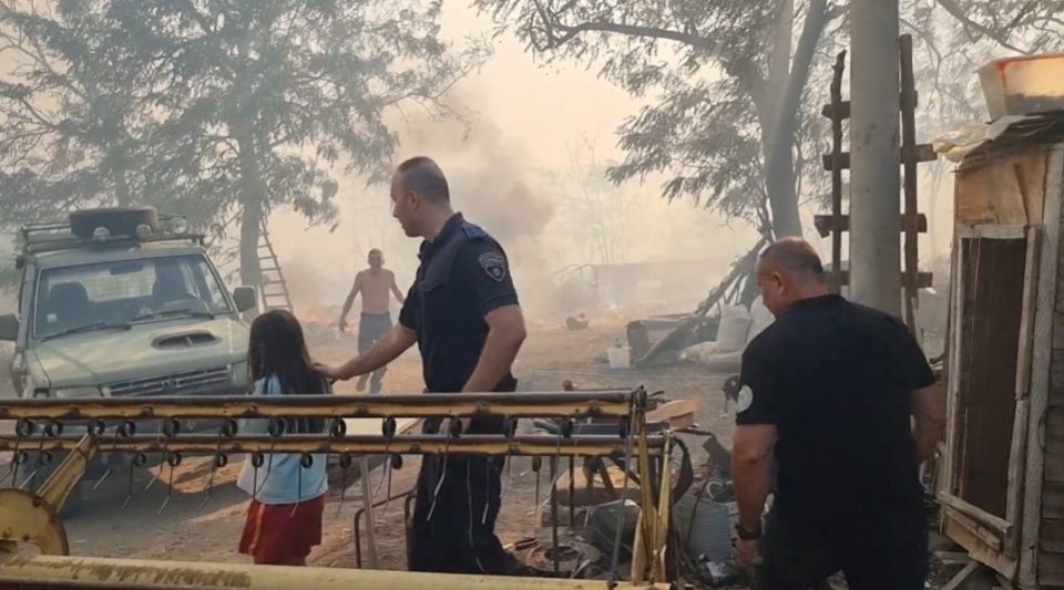 ВИДЕО: Со полиција вечерва во Македонија се евакуираат жители кои не сакаат да ги напуштат домовите