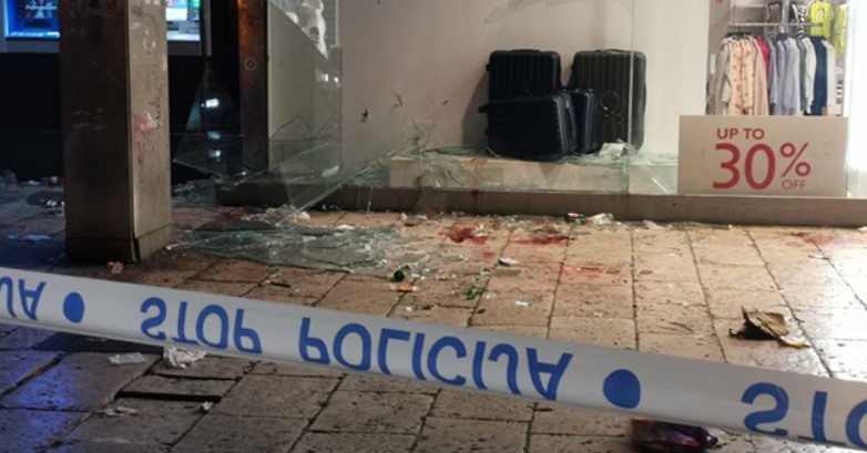 ХАОС ПРЕД НОЌЕН КЛУБ: Едно лице тешко повредено, над дваесет полесно по пад на стакло пред ноќен клуб во Сплит