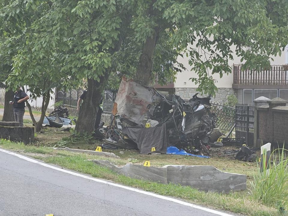 (фото) СТРАШНА ТРАГЕДИЈА: Две момчиња (18 и 20г.) утрово загинаа во стравична сообраќајка кај Кула во Хрватска