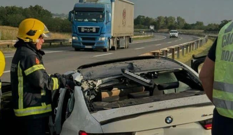 (фото) БМВ-то СМАЧКАНО ОД УДАРОТ: Млада жена од Македонија загина во трагична сообраќајка кај Смедерево