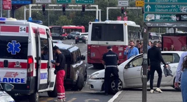 (фото) ИМА ПОВРЕДЕНИ: Автомобил влета во луѓе на автобуска постојка – несреќа во населбата Автокоманда во Белград