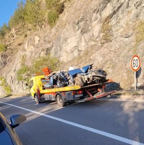 Два саати беше жива заробена под оклопното возило: Мајката на трите деца сепак ја преживеала стравичната сообраќајка, докторите се борат да ја спасат