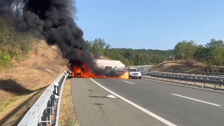 (видео) ДРУГИ АВТОМОБИЛИ МИНУВААТ НИЗ ПЛАМЕНОТ: БМВ изгоре попладнево на автопатот Милош Велики