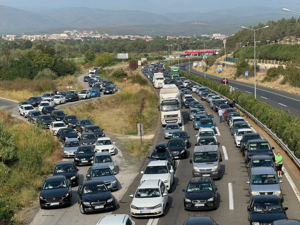 Откриено колку илјади Македонци заминале за Грција во последните 24 часа