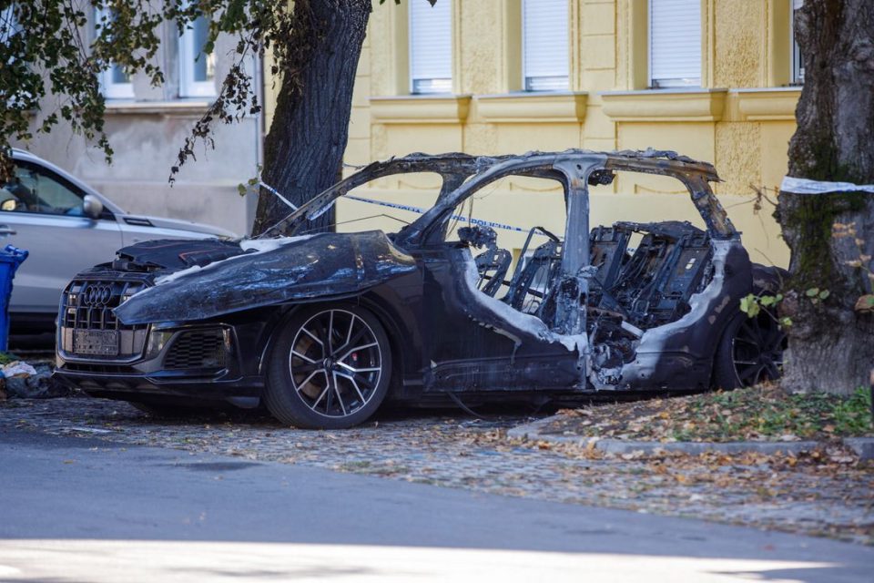 (фотографии) ОД ЛУКСУЗНОТО АУДИ ОСТАНА САМО ПЕПЕЛ: Автомобил на познат бизнисмен е запален синоќа во Осиек