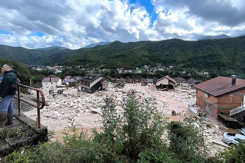 Расте ужасот во БиХ: Жена во 8-ми месец од бременоста е евакуирана од Јабланица, а потоа во болница се случила страшна трагедија