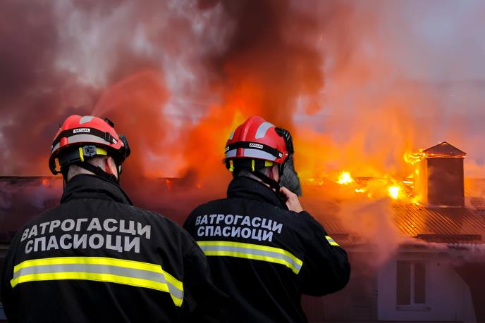 Пожарот избувнал рано утрово околу 6 часот: Најмалку 2 лица загинаа, над 20 се евакуирани – нова несреќа во соседна Србија